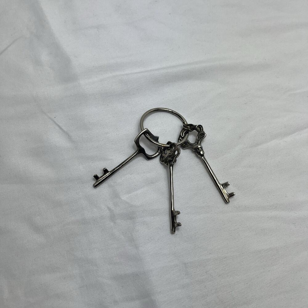 Set Of 3 Skeleton Keys replica Silver tone Retro, antique looking, decor.